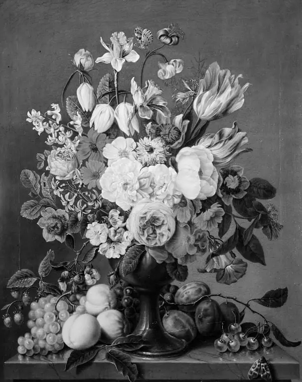 Blomster i en vase omgivet af frugter