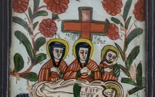 Icoana redă momentul următor coborârii de pe cruce, jelirea lui Hristos, într-o manieră specifică fazei de decădere a picturii pe sticlă. În centrul compoziției, Isus întins pe piatra din Efes(modul cum este pictată arată că iconarul nu cunoștea semnificația), pe un giulgiu alb. În variantele niculene ale Plângerii, scena se reduce la prezența a doar trei personaje, aici două femei(Fecioara Maria în mijloc, una dintre mironosițe) și, ușor retras în spate, gânditor, un apostol tânăr cu barbă(posibil Sf. Ioan Evanghelistul, deși acesta era imberb) .Isus este întins, cu ochii închiși, părul lăsat pe umeri, trăsături anatomice redate schematic, în jurul mijlocului o eșarfă verde.În jurul capului are nimbul cruciger cu însemnele consacrate, prescurtarea de la Iahve(Eu sunt Cel ce sunt) Cele două Marii au fețele triste, trăsături pătrățoase, ținînd mâinile la piept, semn de jale. Pe cap au câte o broboadă neagră. Veșmintele în culorile consacrate, predominant roșii, cu accente de verde. Aureole în jurul capului, deși în iconografie nimbul se atribuie mai târziu unor persoane. Crucea, pictată în roșu(chenar verde) străjuiește simbolic scena. Câmpul bleu este inundat de tulpini sinuase cu câte trei flori mari, roșii, conturul amintind de centrele din Boemia. Pământul este sugerat de o porțiune galben ocru, lângă catafalc două flori întunecate(lalele) Inscripția, destul de neclară și trunchiată, este scrisă cu litere negre inegale sub brațele crucii. Compoziția este echilibrată iar cromatica este dominată de roșu, în dezacord cu tema. Rama profilată este vopsită cu negru, îmbinare oblică ;dos- lemn subțire de brad; Pictura este exfoliată în multe locuri.