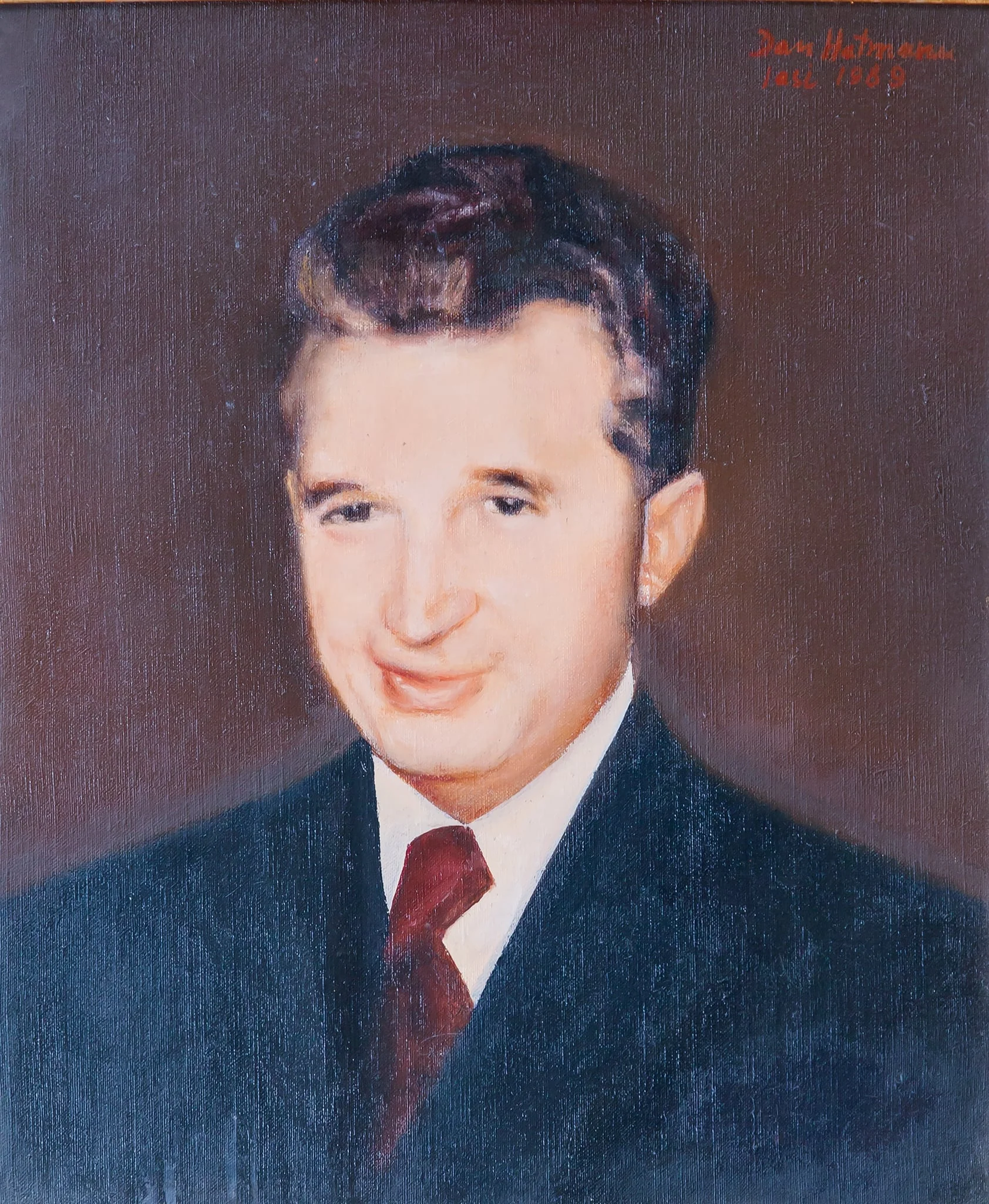 Tablou reprezentându-l pe Nicolae Ceaușescu, semnat Dan Hatmanu. Comandat de Comitetul Județean de Partid Iași și oferit cu ocazia zilei de naștere a președintelui RSR (ianuarie 1989).