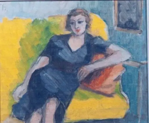 Femeie pe canapea galbenă