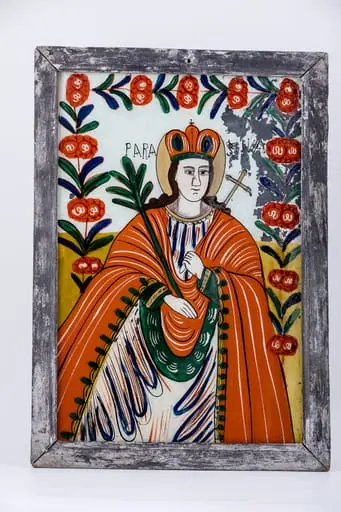 Sfânta Mare Cuvioasă Parascheva de la Iași are crucea brun-bronzie în mâna stângă, binecuvântând, și o ramură de finic, bogată în frunze, în mâna dreaptă. Este îmbrăcată în veșmânt roșu vermillon, cu interiorul căptușit cu gri și brun-bronziu, cu bordura de dantelă verde-galbenă. Sacosul este alb-zinc cu dungi roșii-albastre, dispuse în formă de aripi paralele, cu danteluță și guleraș gri-verzui. Sfânta Cuvioasă are părul negru lung, lăsat pe umeri, coroană roșie cu gri-verzui și aureolă luminoasă. Fondul icoanei este cerul albastru bleuciel, în registrul superior și un câmp luminos de galben-chilimbar, în registrul inferior. Întreaga compoziție iconografică este încadrată de un chenar decorativ fitomorf, format dintr-o ghirlandă formată din 12 ruje roșii, dispuse acoperitor asemenea unei arcade-bolți. Inscripția din româno-chirilică se traduce Paraschiva. Cromatica este armonioasă: roșu vermillon, orange, albastru cobalt și bleu-ciel, verde forest și smarald, bronziu, negru, alb zinc. Icoana este din Nordul Transilvaniei, Gherla.