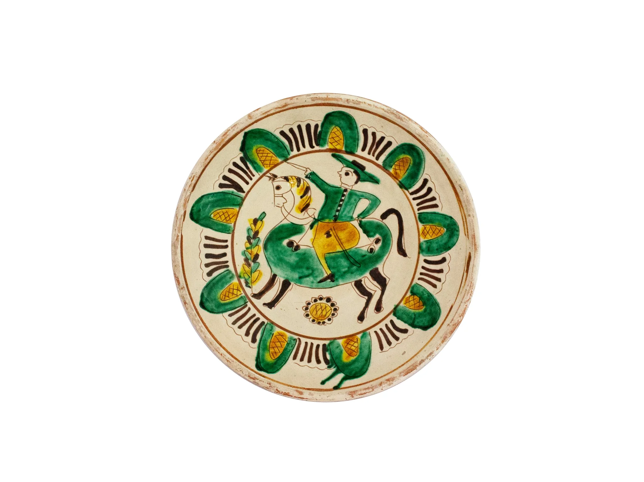 Strachină lucrată în manieră Kuty, de formă tronconică, modelată la roată; decor geometrizat și naturalist amplasat pe toată suprafața vasului organizat în două registre despărțite de linii circulare realizate cu cornul: central prezintă un motiv antropomorf: călăreț cu sabia în mână încălecat pe cal și motive fitomorfe: floarea soarelui și brăduț; spre marginea vasului un registru cu motive geometrice semiovoidale realizate cu linii curbe și hașuri, despărțite de grupuri de liniuțe; cromatică: fond alb dat de angobă, decor realizat cu verde, galben, brun și cărămiziu. Pe exterior este imprimată ștampila cu numele meșterului scris cu majusculă și caractere italice: Colibaba.