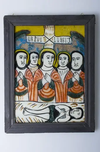 Icoana este pictată pe sticlă, având tema "Plângerea lui Iisus"; în registrul secund este ilustrat Iisus întins pe lințoliu, în jurul lui aflându-se un grup de cinci persoane, în mijlocul lor fiind reprezentată Sfânta Fecioară. Pe verso, de rama din lemn, pentru a proteja icoana, sunt prinse câteva scânduri. Rama este realizată din lemn de brad cu elemente profilate pe latura interioară, grunduită. Cromatica: alb; negru; roșu; galben; albastru; culoarea patinată a lemnului (rama).