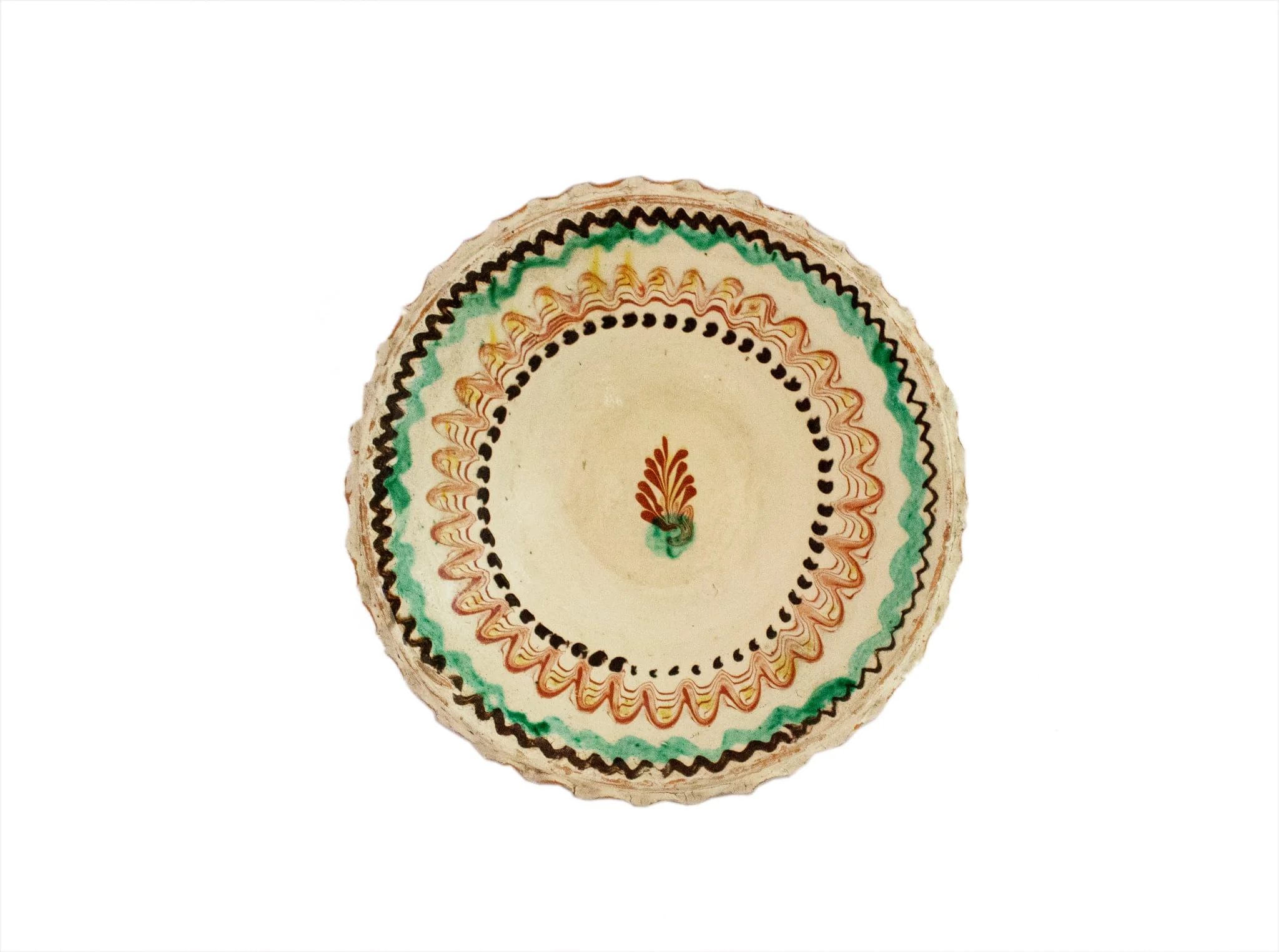 Strachină cu marginea zimțată, de formă tronconică, modelată la roată; decor geometrizant realizat cu linii circulare concentrice peste care sunt suprapuse linii curbe; spre centrul vasului decorul se continuă cu un șir de puncte de culoare, iar spre gura vasului decorul se termină cu două linii vălurite una pictată cu pensonul, cealaltă realizată cu cornul; central prezintă un motiv fitomorf: crenguța de brad; cromatică: fond alb, decor realizat cu verde, cărămiziu și brun. Pe exteriorul vasului este imprimată ștampila cu numele meșterului scris cu majuscule de tipar: COLIBABA., by Colibaba Constantin, 1969