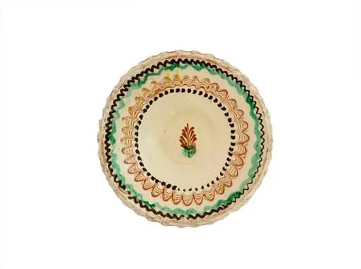 Strachină cu marginea zimțată, de formă tronconică, modelată la roată; decor geometrizant realizat cu linii circulare concentrice peste care sunt suprapuse linii curbe; spre centrul vasului decorul se continuă cu un șir de puncte de culoare, iar spre gura vasului decorul se termină cu două linii vălurite una pictată cu pensonul, cealaltă realizată cu cornul; central prezintă un motiv fitomorf: crenguța de brad; cromatică: fond alb, decor realizat cu verde, cărămiziu și brun. Pe exteriorul vasului este imprimată ștampila cu numele meșterului scris cu majuscule de tipar: COLIBABA.