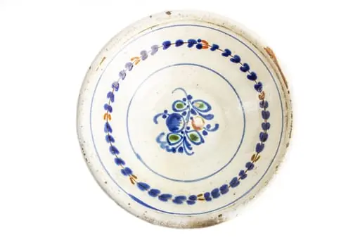 Formă tronconică; fond alb; culori: albastru, verde, cărămiziu; în centrul farfuriei este amplasat un buchet din flori albastre și una de culoare cărămizie, cu frunze verzi, înscris într-un cerc de culoare albastră. Pe perete este amplasat un vrej circular cu frunze albastre și cîteva de culoare cărămizie. Sub buză este dispus un cerc albastru.