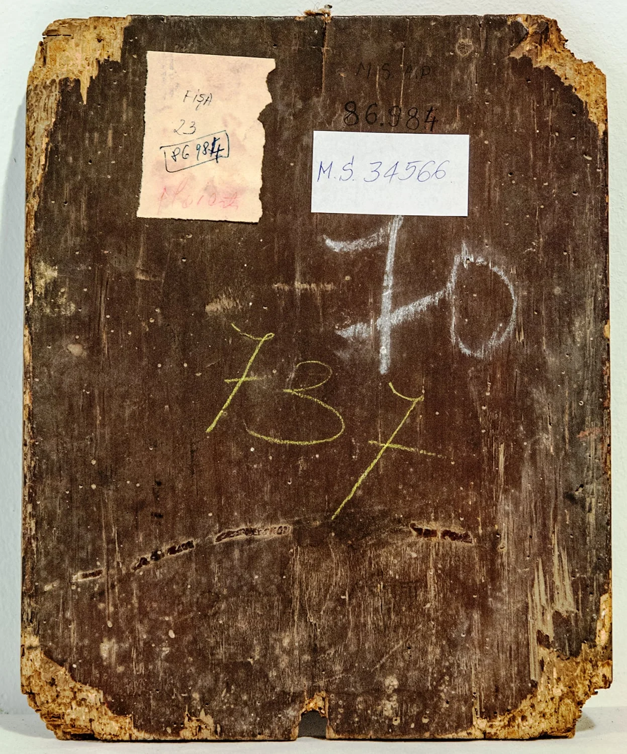 Sfinții Vasile cel Mare și sf. Mucenic Haralambie, în picioare, înveșmântați ca arhierei, redați din ușor semiprofil.Sfântul Vasile este redat canonic, cu fruntea înaltă, barba castanie, lungă. Trăsăturile ușor butucănoase. Cu dreapta binecuvintează, în stânga ține o carte deschisă pe care este scris cu litere majuscule, roșii, textul citat. Este înveșmântat cu un sacos vernil cu motiv floral roșu, la poale și la mâneci cu o bandă lată, verde, epitrahil roșu pe care se vede crucea; stihar roșcat, de sub care se văd vârfurile încălțărilor cafenii. De mâna dreaptă îi atârnă bedernița, de aceeași culoare cu epitrahilul. În pandant sfântul Haralambie, cu părul și barba lungi, cărunte, binecuvintează cu dreapta, în stânga ține o cruce mică. Fruntea înaltă, privirea expresivă. Înveșmântat cu un sacos roșu, epitrahil verde și stihar cafeniu Peste acestea felon verde cu intradosul deschis la culoare. Poartă deasemenea bedernița. Pământul este redat în tonuri de brun, linia orizontului începe de jos, fondul este luminat în partea de jos, închis în cea de sus. Se pot observa influențe ale picturii neo academice. Lemnul icoanei este mâncat de cari la colțuri, crăpat în partea de jos; stratul pictural prezintă mici lacune și exfolieri., by Hugo Kołłątaj