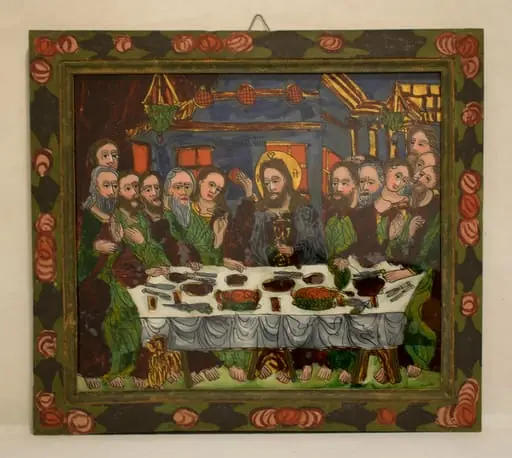 Icoana este pictată "în oglindă" pe un suport de sticlă de formă dreptunghiulară în ax orizontal. Tema iconografică este "Cina cea de taină", în cadrul căreia are loc instituirea celei mai importante taine a bisericii, Sfânta Euharistie. Iisus se află în centrul icoanei, în spatele mesei dreptunghiulare,(acest tip de compoziție este de influență apuseană, în canoanele bizantine masa este semicirculară, cea dreptungiulară apare în Apus în sec XIII). Isus le dă ucenicilor pâinea(aici seamănă mai mult cu împărtășania catolică), instituind astfel Sfânta Taină : "Luați, mâncați, acesta este trupul Meu care se frânge pentru voi spre iertarea păcatelor". În mâna cealaltă ține Potirul din care "El a dat Sfinților ucenici zicând:"Beți dintru acesta toți, acesta este sângele Meu, al Legii celei noi…" Expresia feței este sobră, mai detașată decât a ucenicilor.Masa este încărcată cu obiecte care nu apar de obicei. Pe lângă două coșuri cu pâini rotunde sunt farfurii, cuțite, furculițe,niște rădăcinoase(confuzie cu sfânta copie). Apostolii sunt grupați în jurul mesei, șase de o parte și șase de cealaltă, incluzîndu-l și pe Iuda,cel care îl va vinde pe Hristos.În dreapta lui Isus, la loc de cinste, ucenicul Ioan, cel mai tânăr dintre apostoli.. Fețele ucenicilor, exprimă mirare, tulburare, tristețe, concentrare. Ucenicii reprezentanți fără aureole, cu picioarele goale. Veșmintele sunt pictate în purpuriu și verde deschis, cu excepția lui Isus care are o mantie bleumarin. Interiorul este redat prin amănunte numeroase, geamuri cu cercevele, orange, ziduri văruite cu albastru ,coloane cu capitel, un cerdac, draperii purpurii ,o candelă( sus, stânga). Desenul este bogat în linii și amănunte. Faldurile realizate din linii. Compoziția este echilibrată, culorile intense. Rama este pictată în verde deschis, ornamentată cu flori roșii și frunze verde închis.