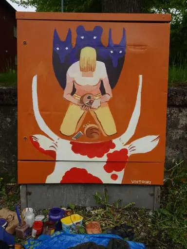 Kalevala-aiheinen sähkökaappiteos Metsolantiellä.