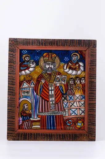 Sfântul Mare Ierarh Nicolae, făcător de minuni, îmbrăcat în veșminte liturgice, de ierarh, sacos roz-stacojiu, felon roșu vermillon-stacojiu, cu interiorul albastru și epitrahil-patrafir gri-bronziu, cu patru cruci negre brodate. Ține în mâna stângă Sfânta Evanghelie și cu mâna dreaptă Binecuvântează. Este unul dintre cei mai populari și iubiți sfinți, ocrotitor al caselor, familiilor și copiilor. Are barbă sură și mithră arhierească și aureolă. În registrul superior, sunt Dumnezeu-Tatăl Binecuvântând și Maica Domnului Ocrotind. Fondul este cerul albastru cobalt-ceruleum, împodobit cu elemente astrale - punctiflorale roșii și albe și un câmp luminos galben-auriu, în registrul mediu. În registrul mediu și inferior, sunt cele trei fete salvate și ajutate de Sfântul Nicolae și tatăl lor îngenuncheat, mulțumind pentru minunea săvârșită. Desenul este fin conturat. Cromatica este armonioasă: roșu vermillon, stacojiu-roz putred, albastru ceruleum și cobalt, galben muștar ocru, bronz, brun, bej, crem, auriu, alb, negru. Inscripția în chirilică se traduce Sfântul Nicolae. Icoana este de Țara Oltului.
