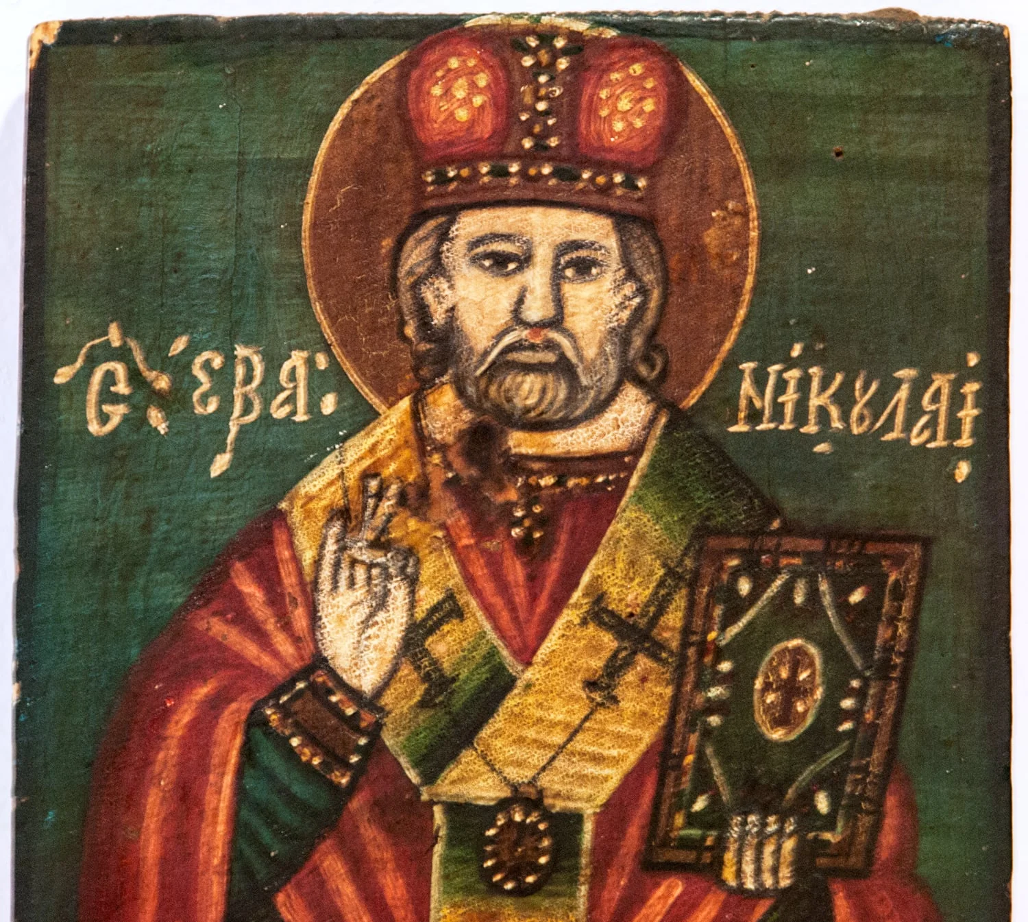Icoana îl reprezintă pe sfântul Nicolae în ipostaza de mare ierarh, binecuvântînd cu mâna dreaptă iar în stânga ținînd Cartea Sfântă. Sfântul este redat 3/4, cu mitră bipartită pe cap(ipostaza de iarnă), barba tunsă scurt, căruntă. Expresia sobră. Proporțiile respectate. Linia de contur la chip și la mâini accentuată.În jurul capului aureolă delimitată de o linie subțire, albă. Veșmintele simple(sacos roșu cărămiziu, deschis la gât, epitrahil alb verzui, brodat cu cruci drepte, cu brațele egale, stihar albastru cu mânecuțe decorate.) Faldurile sunt definite prin linii albe, groase. Fondul este unitar, albastru de Prusia. Inscripția cu majuscule albe, cu prescurtări, la nivelul umerilor. Chenar îngust, negru. Pictura exfoliată, în colțul inferior stâng., by Unknown, 1850