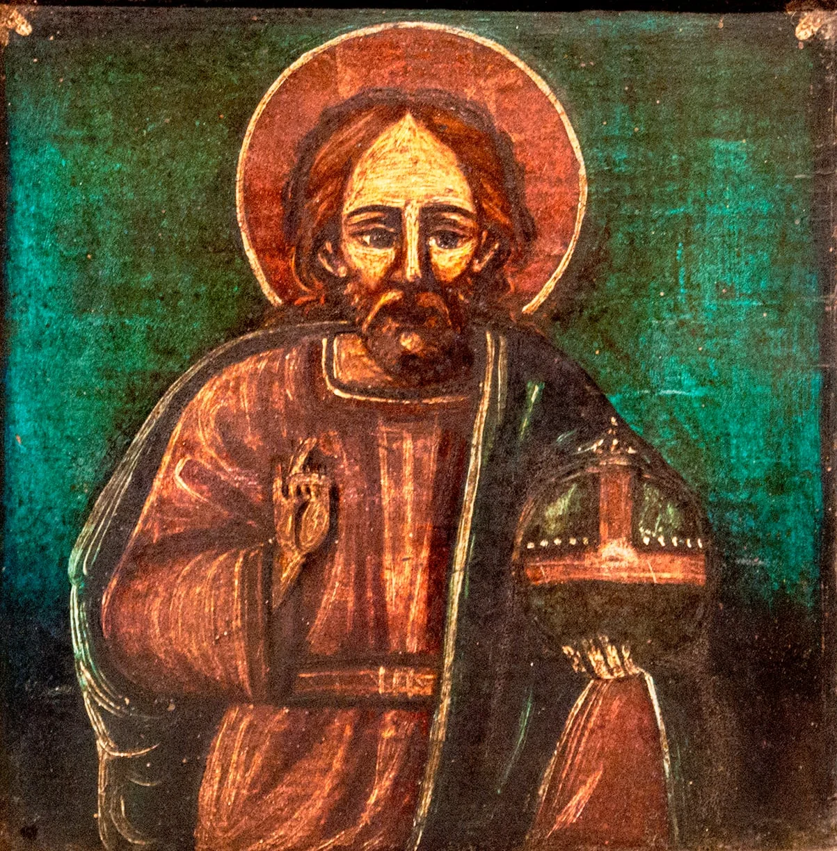 Icoana este pictată pe un suport de din lemn de brad, în latul fibrei. Isus Hristos(3/4) este reprezentat într-o manieră populară, cu tușe accentuate. În icoana lui Hristos Pantocrator aceste ține de obicei în mâna stângă cartea Evangheliilor, aici apare clobul cruciger, probabil pornind de la accepția de "atotțiitor". Privirea este îndreptată ușor lateral. Mâna dreaptă, cu care binecuvintează este subdimensionată. Trăsăturile feței sunt clare, picturale, ochii mari, conturați, cu arcadele evidențiate, sprâncenele conturate și arcuite, fruntea înaltă, părul dezordonat pieptănat cu cărare pe mijloc. Gâtul scurt. Nimb simplu cu o linie subțire, albă pe margine.. Înveșmântat sărăcăcios, cu un chiton cafeniu roșcat, încins cu un brâu îngust, pe umeri mantie simplă, verde, tivită cu alb. Fond verde intens, unitar. În colțurile de sus este sugerată câte o floare albă, mică, din trei elemente. Rama adăugată a fost inițial vopsită cu galben. Nu are sistem antitorsionare., by Hugo Kołłątaj