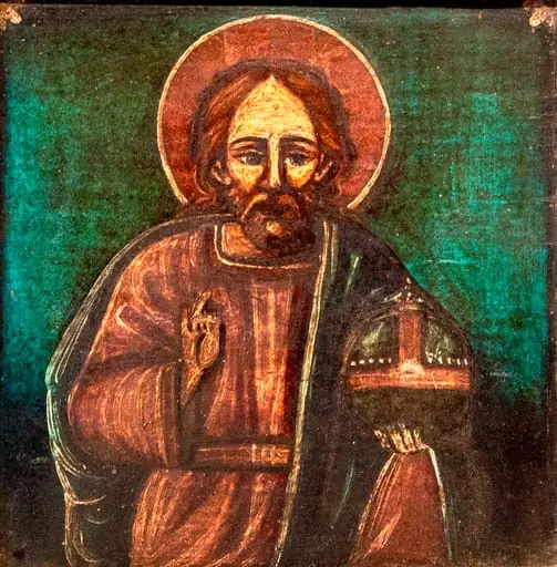 Icoana este pictată pe un suport de din lemn de brad, în latul fibrei. Isus Hristos(3/4) este reprezentat într-o manieră populară, cu tușe accentuate. În icoana lui Hristos Pantocrator aceste ține de obicei în mâna stângă cartea Evangheliilor, aici apare clobul cruciger, probabil pornind de la accepția de "atotțiitor". Privirea este îndreptată ușor lateral. Mâna dreaptă, cu care binecuvintează este subdimensionată. Trăsăturile feței sunt clare, picturale, ochii mari, conturați, cu arcadele evidențiate, sprâncenele conturate și arcuite, fruntea înaltă, părul dezordonat pieptănat cu cărare pe mijloc. Gâtul scurt. Nimb simplu cu o linie subțire, albă pe margine.. Înveșmântat sărăcăcios, cu un chiton cafeniu roșcat, încins cu un brâu îngust, pe umeri mantie simplă, verde, tivită cu alb. Fond verde intens, unitar. În colțurile de sus este sugerată câte o floare albă, mică, din trei elemente. Rama adăugată a fost inițial vopsită cu galben. Nu are sistem antitorsionare.