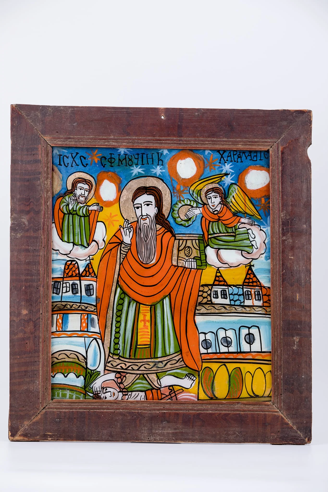 Sfântul Mare Mucenic Haralambie, făcător-de-minuni, este cel mai bătrân mucenic din cei prăznuiți de creștini. Este cunoscut ca și făcător-de-minuni, vindecător de boli și ocrotitor al caselor familiilor creștine. Central este pictat Sfântul, îmbrăcat cu veșminte liturgice, arhierești, cu sacos verde-văratic, felon roșu vermillon și epitrahil galben, cu o cruce mică orange, cu aureolă. Fiind foarte bătrân, are barbă albă, lungă sură și părul șaten-castaniu lăsat pe umeri. În mâna stângă are Sfânta Evanghelie închisă și cu mâna dreaptă Binecuvântează, și ține în lanț ciuma, reprezentată antropomorfic. Ciuma, simbolizând boala incurabilă și moartea, are secera în mână și coarne de diavol, fiind, totodată și păcatul, patima, aducătoare de moartea duhovnicească. În registrul superior, în dreapta este Dumnezeu-Tatăl Binecuvântând, de pe o mandorlă de nouri albi-crem și în stânga sfântului ierarh, este un înger îngenuncheat pe un nor, cu aripile galbene, care așează cununa de mucenicie pe capul Sfântului Haralambie. În registrul inferior, este o alternanță de câmpuri galbene-verzi cu elemente florale de câmp, iar în registrul mediu sunt elemente de arhitectură. Fondul icoanei este cerul albastru regal cu steluțe albe-roșii, astfel creându-se o simetrie compozițională. Cromatica este armonioasă: albastru regal, cobalt, roșu vermillon, galben chihlimbar, verde văratic, brun, bej, crem, alb, negru se întrepătrunde estetic cu detaliile minuțioase ale desenului. Inscripția din româno-chirilică se traduce IC XC Iisus Hristos Sf Mucenic Haralambie. Icoana este din Țara Oltului, Șcheii Brașovului.