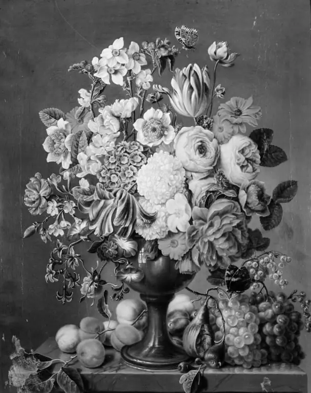 Blomster i en vase omgivet af frugter