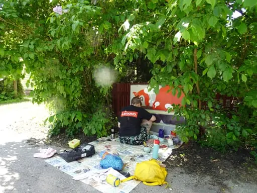 Sähkökaappiteosta maalataan Tursontiellä.