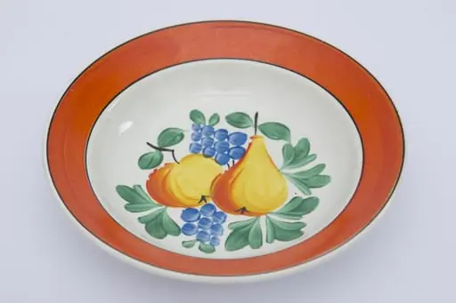 Vas ceramic de formă tronconică aplatizat pe bază inelară, ușor adâncit. Există două registre ornamentale, unul plasat de jur împrejurul buzei cu motive geometrice: un unel de culoare portocalie, cercul conturul inelului este negru. Al doilea registru plasat în centru cu motive fitomorfe, iar în interiorul acestora se găsesc: un măr, un strugure și o pară. Cromatică: fond: alb; motive: portocaliu; verde; galben; albastru; negru.