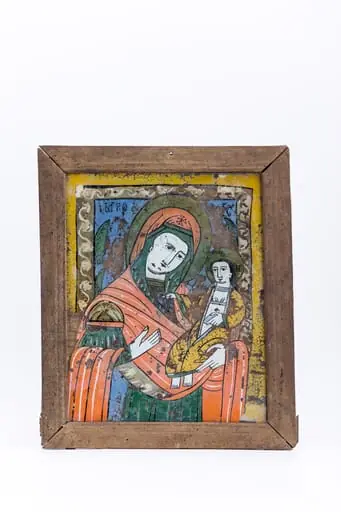 Maica Domnului îl ține în brațe pe Pruncul Iisus Hristos care are în mâna stângă un hrisov înfășurat și Binecuvăntează cu mâna dreaptă. Maica Domnului arată calea cu mâna dreaptă, deci este Hodighitria. Maica Domnului este înveșmântată în mantie cu maforion roșu vermillon și sacos albastru-vernil, are peste maforiom aureolă. Pruncul Iisus Hristos este înveșmântat în alb și auriu ocru-brun-bronziu, și are aureolă. Fondul icoanei este cerul de culoarea albastru cobalt deschis. Întreaga compoziție iconografică este încadrată de un chenar decorativ geometrizant galben-ocru, cu linia albă șerpuitoare, semnificând ideea de veșnicie, de mărturisire. Cromatica este armonioasă, tomnatică, specifică Niculei: roșu vermillon, alb, albastru cobalt, verde, kaki, auriu, ocru-brun-bronziu. Inscripția din româno-chirilică se traduce MP IC XC Maica Domnului Iisus Hristos.