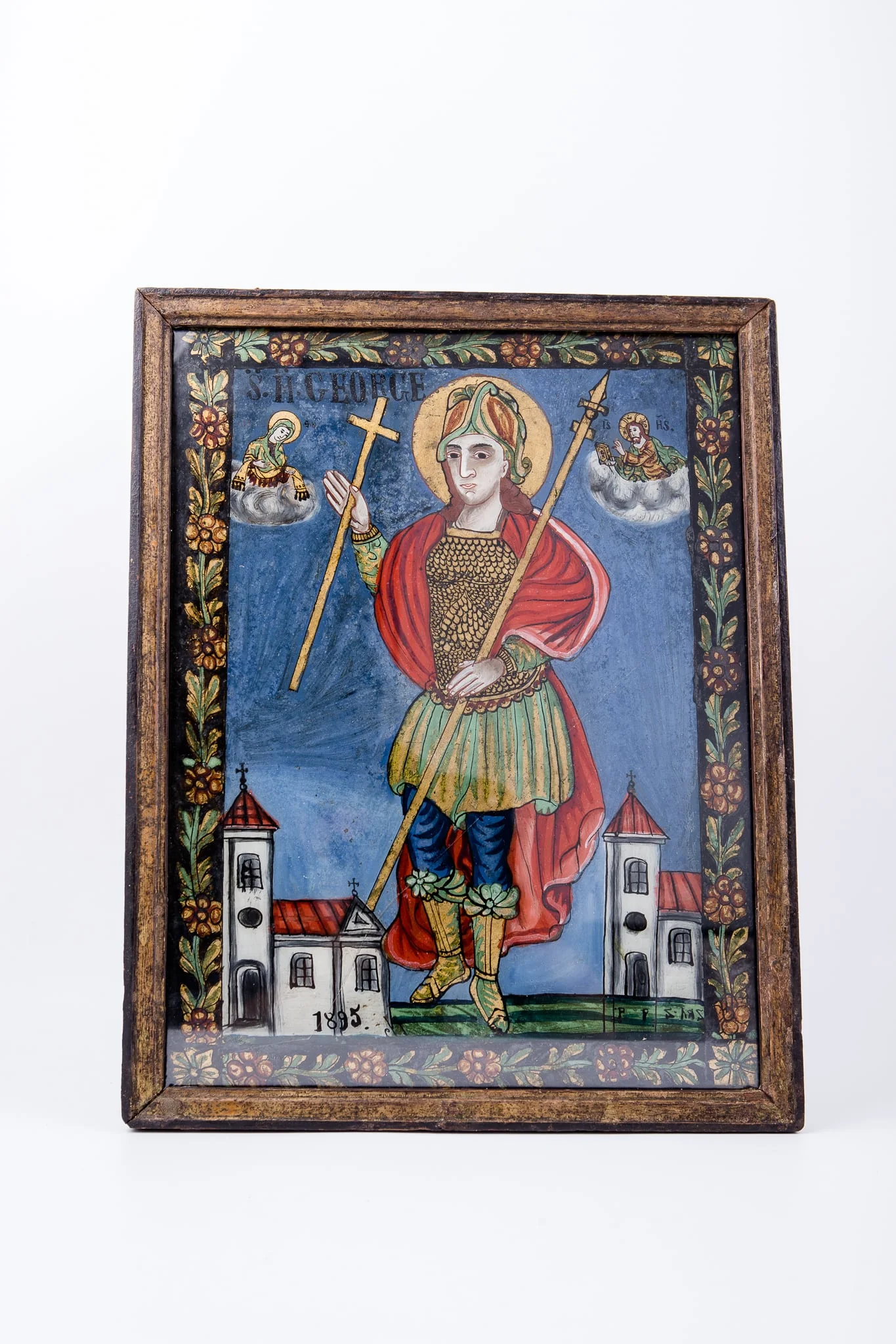 Sfântul Mare Mucenic Gheorghe este redat central, supradimensional, în picioare, îmbrăcat în uniformă de cavaler oștean luptător, cu cămașă de zale verde olive-smarald-kaki sfântul purtător de biruință. Are pantalonii albaștrii, cizme brun-olive, mantie roșie, coif și aureolă. În mâna dreaptă are crucea ridicată înspre Cer și în mâna stângă ține spada de luptă. Fondul este albastru, în registrul superior, este Maica Domnului cu Acoperământul ei ocrotitor și Mântuitorul Iisus Hristos Binecuvântând, amândoi fiind pe mandorle de nouri albi rotunzi. În registrul inferior, fondul este verde și acoperit de elemente de arhitectură de biserică. Mantia Sfântului Mucenic Purtător de Biruință este roșie, culoarea roșie este caracteristică mucenicilor și martirilor. În registrul îndepărtat sunt elemente de arhitectură, astfel spațializându-se narațiunea iconografică. Fiind o icoană de Valea Sebeșului, imaginea picturală este armonioasă, cu un desen simplu, curat, tușele de culoare sunt mai mari, raportate la dimensiunile lucrării. Cromatica este armonioasă; roșu sângeriu, stacojiu, albastru ceruleum, galben-ocru, verde spanac-avocado, olive, kaki, alb și ngru. Pe fondul cerului albastru ceruleum este inscripția în româno-chirilică Sf M Gheorghe MP Maica Domnului IC XC Iisus Hristos. Icoana este rafinată prin acuratețea desenului, compoziția echilibrată și armonia cromatică. Întreaga compoziție este încadrată de un chenar decorativ fitomorf, format dintr-o ghirlandă de flori. Icoana este datată 1895. Este semnată de Partenie Poienaru Zugrav din Laz.