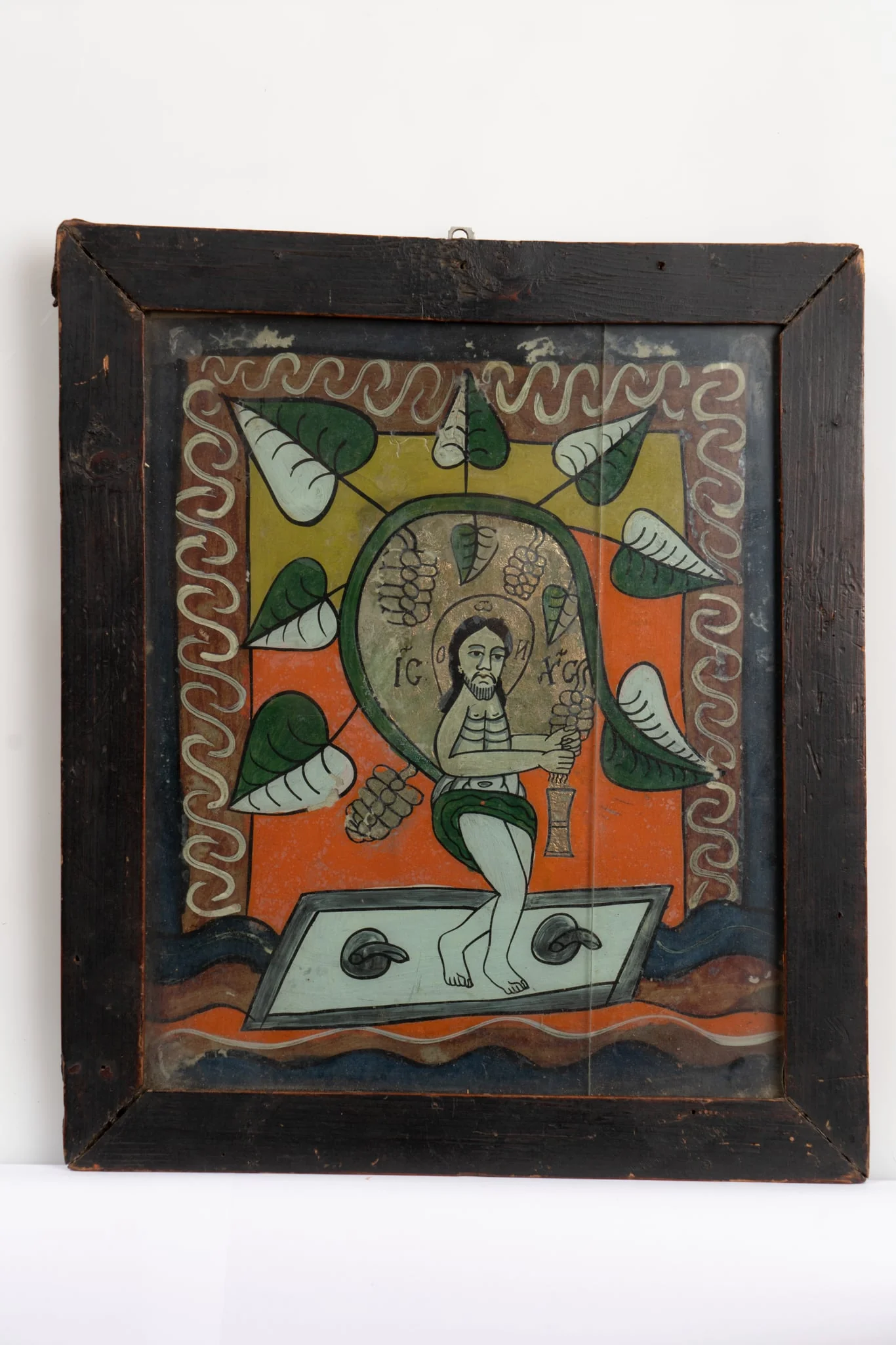 Iisus Hristos este reprezentat în plan central, stând în picioare pe teasc. Din coasta dreaptă pornește vița de vie, care formează o arcadă deasupra lui Hristos și se termină cu un ciorchine în mâinile Mântuitorului, pe care Acesta îl stoarce în potirul Sfintei Euharistii. Fondul e decorat cu frunze simple, esențializate, încadrate pe trei laturi cu motivul torsadei. Cromatica icoanei se compune din tonuri de roșu, verde, albastru, maro, alb și auriu. Rama icoanei e simplă și e formată din îmbinarea a patru baghete de lemn, vopsite maro. Icoana are o protecție pe față alcătuită din două bucăți de sticlă., by Unknown, 1850
