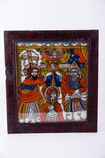 Dumnezeu Tatăl, Fiul Iisus Hristos așează dimpreună coroana de împărăteasă pe capul Maicii Domnului, iar din cerurile deschise se pogoară Sfântul Duh, printr-un porumbel, pe o rază luminoasă de soare. Compoziția se împarte simetric și echilibrat în patru părți, asemenea unei cruci. Fiul - Tatăl; Sfântul Duh - Maica Domnului. Maica Domnului are înălțimea mică a unei fetițe, fiind aleasă dintre oameni. Dumnezeu-Fiul are în mâna dreaptă Crucea, iar Dumnezeu-Tatăl are globul pământesc. Maica Domnului are mâinile împreunate în rugăciune și ascultare, smerenie și primire de bunăvoie. Sunt înveșmântați în roșu vermillon-galben-albastru. În registrul îndepărtat superior este cerul albastru cu stele albe, iar în registrul inferior sunt nori albi, toată narațiunea desfășurându-se în Împărăția Cerurilor, Maica Domnului fiind ridicată de pe pământ - Adormirea Maicii Domnului. În registrul superior, tematica iconografică este încadrată de un segment decorativ, geometrizant, asemenea unor colțișori de dantelărie. Inscripția în chirilică se traduce ICXC MP Iisus Hristos Maica Domnului. Cromatică: roșu vermillon, galben, albastru, alb. Icoana ste din Țara Oltului, Șcheii Brașovului.