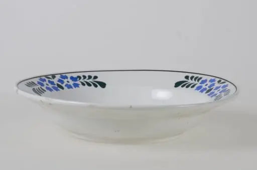 Vasul are formă tronconică smălțuit la interior și pe exterior (smalț de culoare albă). Prezintă motive decorative floral/vegetal și geometrice dispuse pe fundul vasului dar și într-un registru decorativ dispus pe buza vasului. De asemenea se identifică și motive decorative geometrice: pătratul, cercul, linia. Cromatică: fundal alb; verde; grena; albastru.