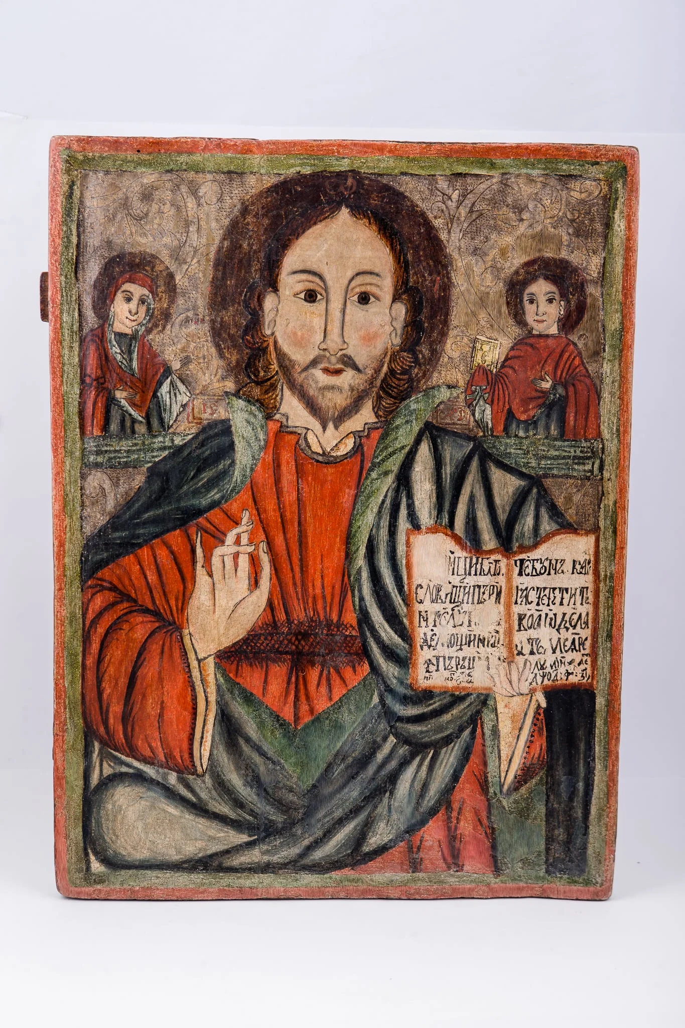 Deisis este o tematică fundamentală din iconografia bizantină, reprezentându-L pe Domnul Iisus Hristos în ipostasul de Mare Judecător, fiind Împărat, având în dreapta pe Maica Domnului și în stânga pe Sfântul Ioan Botezătorul și Înaintemergătorul Domnului. Această tematică este nucleul Judecății de Apoi. Iisus Hristos este înveșmântat în veșminte sacos și omofor albastre-verzi, cu aureolă. Are în mâna stângă Sfânta Evanghelie deschisă și cu mâna dreaptă binecuvântează. În registrul superior îndepărtat este fondul albastru brun-bej și Maica Domnului în semiprofil, în dreapta Mântuitorului și Sfântul Apostol și Evanghelist Ioan Teologul cu Sfânta Evanghelie închisă în mâna dreaptă, în partea stângă tronului Mântuitorului Iisus Hristos. Cromatica este armonioasă: roșu sângeriu, verde, olive, cafeniu, brun, ocru, bej, negru. Inscripția din româno-chirilică se traduce IC XC Iisus Hristos. Datarea se traduce din româno-chirilică: 17 februarie 1774. Icoana este atribită lui Petre Diacul din Preluca, Maramureș. Este icoană de iconostas. Ceea ce este inedit la această icoană, pe lângă toată frumusețea desenului, cromaticii, compoziției, trăsăturilor expresive, este și faptul că în locul Sfântului Ioan Botezătorul, din Deisis, este Sfântul Apostol și Evanghelist Ioan Teologul, numit Teologul Iubirii. Această dimpreunare a Mântuitorului Iisus Hristos cu Maica Domnului și cu Sfântul Ioan Teologul este și în icoana cu Răstignirea Domnului Iisus Hristos., by Petre Diacul din Preluca, 1750