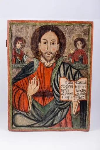 Deisis este o tematică fundamentală din iconografia bizantină, reprezentându-L pe Domnul Iisus Hristos în ipostasul de Mare Judecător, fiind Împărat, având în dreapta pe Maica Domnului și în stânga pe Sfântul Ioan Botezătorul și Înaintemergătorul Domnului. Această tematică este nucleul Judecății de Apoi. Iisus Hristos este înveșmântat în veșminte sacos și omofor albastre-verzi, cu aureolă. Are în mâna stângă Sfânta Evanghelie deschisă și cu mâna dreaptă binecuvântează. În registrul superior îndepărtat este fondul albastru brun-bej și Maica Domnului în semiprofil, în dreapta Mântuitorului și Sfântul Apostol și Evanghelist Ioan Teologul cu Sfânta Evanghelie închisă în mâna dreaptă, în partea stângă tronului Mântuitorului Iisus Hristos. Cromatica este armonioasă: roșu sângeriu, verde, olive, cafeniu, brun, ocru, bej, negru. Inscripția din româno-chirilică se traduce IC XC Iisus Hristos. Datarea se traduce din româno-chirilică: 17 februarie 1774. Icoana este atribită lui Petre Diacul din Preluca, Maramureș. Este icoană de iconostas. Ceea ce este inedit la această icoană, pe lângă toată frumusețea desenului, cromaticii, compoziției, trăsăturilor expresive, este și faptul că în locul Sfântului Ioan Botezătorul, din Deisis, este Sfântul Apostol și Evanghelist Ioan Teologul, numit Teologul Iubirii. Această dimpreunare a Mântuitorului Iisus Hristos cu Maica Domnului și cu Sfântul Ioan Teologul este și în icoana cu Răstignirea Domnului Iisus Hristos.