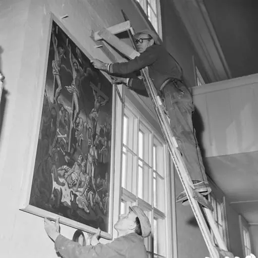 Limingan kirkon uudistustyöt päättymässä:  suurta seinämaalausta asetetaan paikoilleen 24.9.1958.