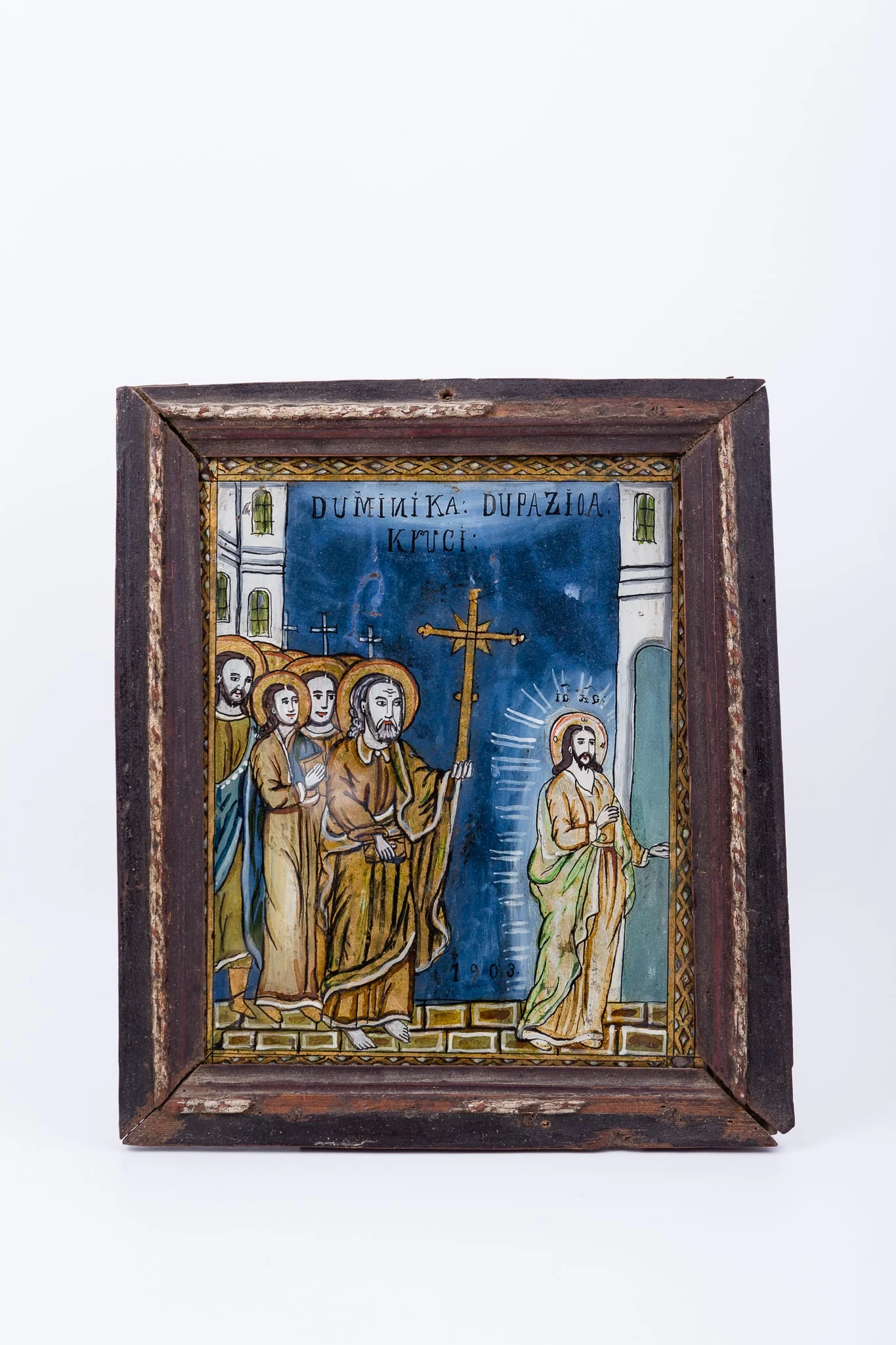 Icoana reprezintă Duminica după Înălțarea Sfintei Cruci - 14 septembrie. Mântuitorul Iisus Hristos este urmat de Apostoli și Sfinți Părinți ridicând Sfânta Cruce. Veșmintele sunt într-o combinație de verde, kaki, brun, olive, gri, ocru. Crucea înălțată este central pictată, iar Mântuitorul Iisus Hristos este înveșmântat și în razele de lumină ale Slavei Harului. Compoziția este foarte echilibrată, relația dintre personaje fiind încadrată de elemente de arhitectură, de o parte și de alta. În registrul inferior, este un caroiaj de kaki-ocru. Fondul este albastrul ceruleum al cerului. Pe lângă crucea aurie, cea mare și centrală, mai sunt încă trei cruci, aduse de cei care Îl urmează pe Mântuitorul Iisus Hristos. Tematica iconografică, mai rară, este încadrată de un chenar decorativ geormetrizant romboidal. Icoana este de Laz, Valea Sebeșului, cu o cromatică armonioasă: albastru ceruleum, verde, brun, kaki, ocru, olive, negru, alb. Icoana este datată 1903. Inscripția din româno-chirilică se traduce Duminica după Ziua Crucii IC XC Iius Hristos., by Unknown, 1903