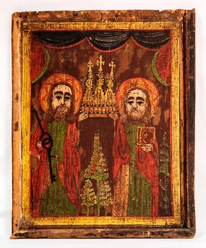 Icoana pictată în ax vertical , manieră populară. Sfinții Apostoli Petru și Pavel sunt redați frontal, în picioare, susținând chivotul unei biserici. Compoziția, proiectată să fie simetrică, are ușoare asimetrii pe care meșterul le-a rezolvat prin completarea spațiilor libere. Sfinții au plete de lungime medie, castaniu deschis, lăsate pe umeri, mustăți lungi, bărbi medii, fruntea înaltă, privire expresivă, sprâncene groase, cu umbre realizate prin tușe groase.Mâinile disproporționate, mici. Sfântul Petru ține în dreapta două chei negre, mari(cheile raiului în concepția populară), iar apostolul Pavel o carte închisă. Înveșmântați aproape identic, cu tunici lungi, verzi, strânse la mijloc cu centuri cu cataramă, și mantii roșii. Falduri realizate prin linii. Aureole galbene cu margine roșie decorate cu câte o linie frântă. Cu mâna liberă susțin chivotul unei biserici redusă în principal la trei turle de inspirație rusească, cu câte o cruce mare deasupra fiecăreia. Fond brun, arbori de conifere în minatură( în spațiul dintre cei doi sfinți, trei brăduți, unul în spațiul liber din spatele sf. Pavel, culori diferite) Latura de sus - draperie neagră cu margini roșii, continuată cu câte un fald roșu cu margine verde lateral. Compoziția este încadrată un chenar compus dintr-o linie roșie subțire și o bandă galbenă mai lată(1,5 cm). În continuarea acestuia este montată rama îngustă, bătută în cuie de fier. Stinghia din stânga și cea de sus lipsesc.