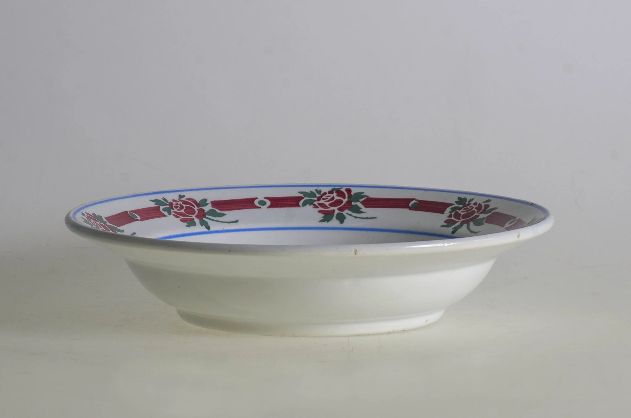 Vasul are formă tronconică; pe margine este decorat cu motive florale, despărțite de motive geometrice: linie, punct, care sunt încadrate de două cercuri concentrice; motive florale în centru (trandafiri); pe fund are trei cercuri concentrice. Cromatică: fond: alb; motive: roșu; verde; albastru. Vasul este smălțuit interior-exterior., by Unknown, 1850