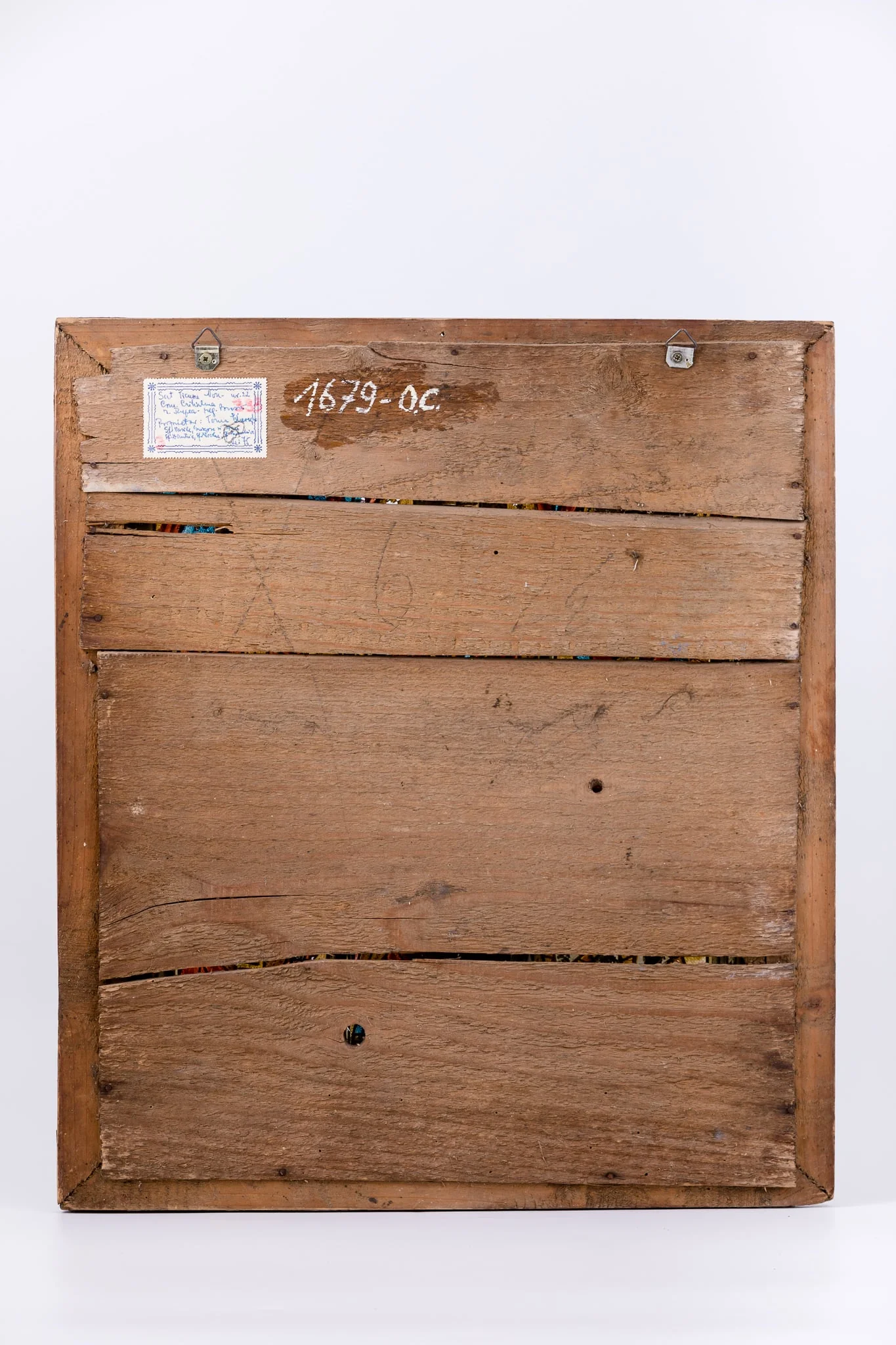 Icoana este mai rară, prin tematica iconografică abordată. Este un prăznicar cu 6 sfinți ierarhi, mucenici, arhidiaconi. Sunt împărțiți în două registre, a câte trei grupuri, înscrise între coloane, pe sub arcade de Biserică. În registrul superior sunt cei trei Ierarhi Vasile cel Mare, Grigorie de Dumnezeu-Cuvântătorul și Ioan Gură-de-Aur. Cei Trei Sfinți Ierarhi Vasile cel Mare, Grigorie de Dumnezeu Cuvântătorul și Ioan Gură-de-Aur slujesc și săvârșesc Sfânta Liturghie împreună. Sunt înveșmântați în veșminte liturgice: sacos albastru ceruleum și roz putred-stacojiu, cu linii albe, felon roșu vermillon-orange, epitrahil ocru-galben și verde-lime cu câte trei-patru cruci negre. Sfinții ierarhi Binecuvântează cu mâna dreaptă și țin în mâna stângă Sfânta Evanghelie închisă. În registrul al doilea, cel inferior, sunt Sfântul Mare Mucenic Dimitrie Izvorâtor de Mir, Sfântul Mare Ierarh Nicolae făcător de minuni și Sfântul Mare Arhidiacon Ștefan. Se remarcă sacosul de zale gri-argintii ale Sfântului Dimitrie, care ține în mâna dreaptă o cădelniță, iar Sfântul Ștefan Binecuvântează cu crucea, pe care o ține în mâna dreaptă. Fondul întregii icoane este cerul albastru cobalt-ceruleum, împodobit cu stele albe și roșii, elemente astrale. Cromatica este luminoasă și armonioasă: verde văratic, verde lime, alb, orange, roșu vermillon, roz-stacojiu, galben-ocru, galben chihlimbar, bej, crem, albastru cobalt și ceruleum, negru. Este o icoană specifică picturii de Țara Oltului, cu un desen fin cu conturul negru și cromatica pastelată. Inscripția din româno-chirilică se traduce Sf Vasile Sf Grigorie Sf Ioan Sf Dimitrie Sf Nicolae Sf Ștefan.