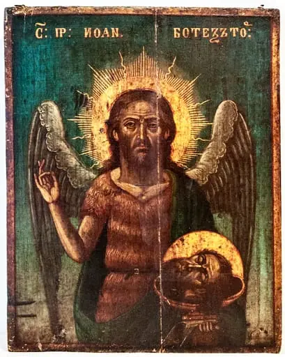Icoana îl redă pe Sfântul Ioan Botezătorul 3/4, în ipostaza de Înger al Pustiului, cu aripile strânse, ținând propriul cap tăiat pe o tipsie. Este înveșmântat conform canoanelor, cu blana de cămilă încinsă la mijloc, pe umărul drept având prinsă o mantie verde. Chipul este sobru, încruntat, carnația întunecată, trăsăturile severe, părul ușor în neorânduioală, în jurul capului aureolă din raze. Cu dreapta binecuvintează. Fondul verde smarald, inscripția cu litere aurii dublate cu roșu, majuscule. Pictura studiată, tehnica evoluată. Colț dreapta jos semnătura F(sau T). Marinescu, dreapta anul 1887. Capul de pe tipsie, are aureolă. Chenar dublu, linie subțire roșie, bandă aurie. Lanțișor complex pentru atârnat pe perete.