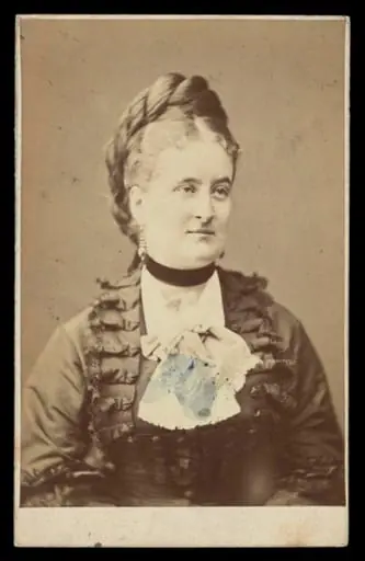 A portrait of a woman
