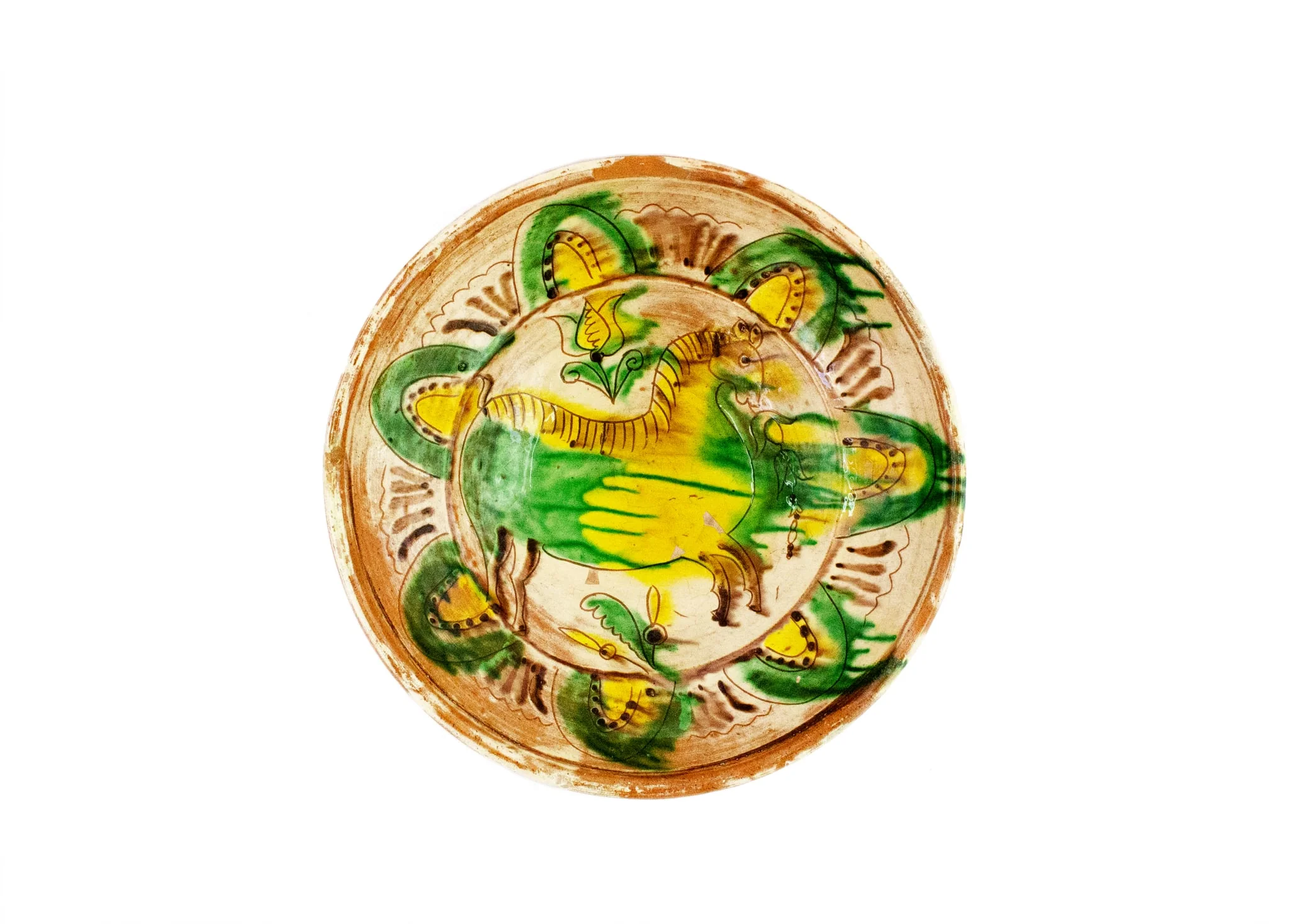 Strachină lucrată în manieră Kuty, de formă tronconică, modelată la roată; decor geometrizat și naturalist amplasat pe toată suprafața vasului organizat în două registre despărțite de linii circulare realizate cu cornul: central prezintă un motiv zoomorf: animal, înconjurat de motive fitomorfe: flori de lalea și frunze; spre marginea vasului un registru cu motive geometrice semiovoidale realizate cu linii curbe și puncte, despărțite de grupuri de liniuțe; cromatică: fond alb dat de angobă, decor realizat cu verde, galben și brun. Pe exterior este imprimată ștampila cu numele meșterului scris cu majusculă și caractere italice: Colibaba., by Colibaba Constntin, 1974