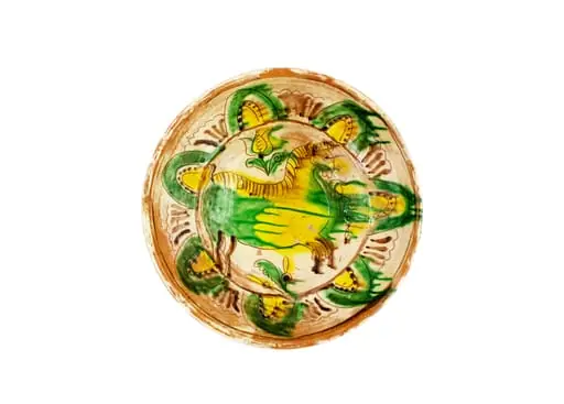 Strachină lucrată în manieră Kuty, de formă tronconică, modelată la roată; decor geometrizat și naturalist amplasat pe toată suprafața vasului organizat în două registre despărțite de linii circulare realizate cu cornul: central prezintă un motiv zoomorf: animal, înconjurat de motive fitomorfe: flori de lalea și frunze; spre marginea vasului un registru cu motive geometrice semiovoidale realizate cu linii curbe și puncte, despărțite de grupuri de liniuțe; cromatică: fond alb dat de angobă, decor realizat cu verde, galben și brun. Pe exterior este imprimată ștampila cu numele meșterului scris cu majusculă și caractere italice: Colibaba.