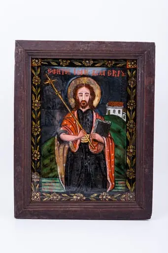 Icoana îl reprezintă pe Sfântul Ioan Scărarul, îmbrăcat în sacos negru și mantie-omofor roșu, cu interiorul crem-deschis, împodobit cu elemente decorative florale punctiforme albe. În mâna stângă are cartea „Scara dumnezeiescului urcuș", iar în mâna dreaptă ține o Cruce foarte mare, asemenea unei scări, propovăduind, astfel, că scara duhovnicească este luarea crucii și urmarea Lui Hristos. Se remarcă expresivitatea trăsăturilor chipului Sfântului Cuvios. În registrul inferior este un deal verde, cu elemente fitomorfe și vegetale. În registrul superior este cerul întunecat de noapte, cenușiu. În partea îndepărtată stângă a sfântului este o mănăstire mică, pictată cu alb și roșu. Întreaga icoană este încadrată de un chenar fitomorf, format dintr-o ghirlandă de flori galbene. Mănăstirea albă, cu acoperișul roșu, ghirlanda de flori galbene, dealul verde sunt de un impact vizual, estetic, artistic, teologic deosebit. Cromatica este armonioasă: roșu vermillon, verde de China, cenușiu-negru, galben, brun, ocru, alb, negru. Icoana este pictată de Pavel Zamfir Zugrav din Laz, Valea Sebeșului. Icoana are semnătura autorului, este datată 1881. Inscripția din româno-chirilică se traduce Sfântul Ioan Scărarul.