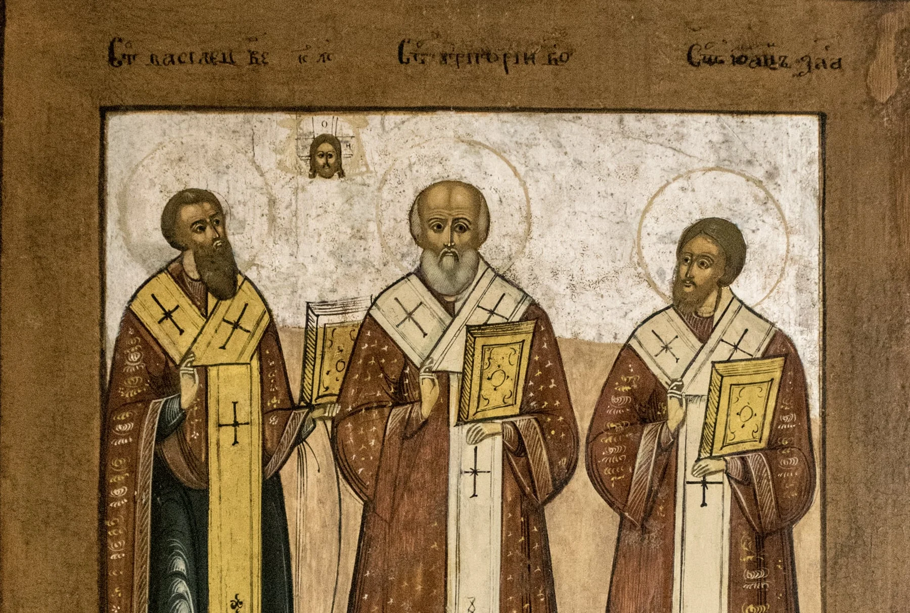 Ordinea din icoană este, de la stânga la dreapta : Vasile cel Mare, Grigore Teologul și Ioan Gură de aur. Cei trei sfinți sunt redați în picioare, central fiind sfântul Grigore, lateral Vasile și Ioan, ușor întorși către acesta. Toți binecuvintează cu dreapta, în stânga țin Evanghelia. Sfântul Griogore este în vârstă, ceilalți doi redați tineri, conform Erminiilor. Sfântul Vasile înveșmântat simplu, stihar albastru, felon purpuriu cu motive discrete, florale, epitrahil galben, ceilalți doi poartă sacos peste stiharul albastru. Toți au capetele descoperite. Pe fondul foiței argintii(1/4 superior) este redat Iisus Hristos- chipul nefăcut de mână de om, sau Sfânta Mahramă. În planul inferior-relief ondulat, benzi de culoare. Cromatica: tonuri de brun, alb(falduri, aureole, iluminarea chipurilor), negru(linia desenului, inscripții), albastru(veșminte), galben tonuri de verde, roșu. (foița metalică).Bordura lată, o înscrie în tipologia icoanelor de krashnuskha.(culoarea a fost modificată în timp), la fel inscripția, respectând canoanele.