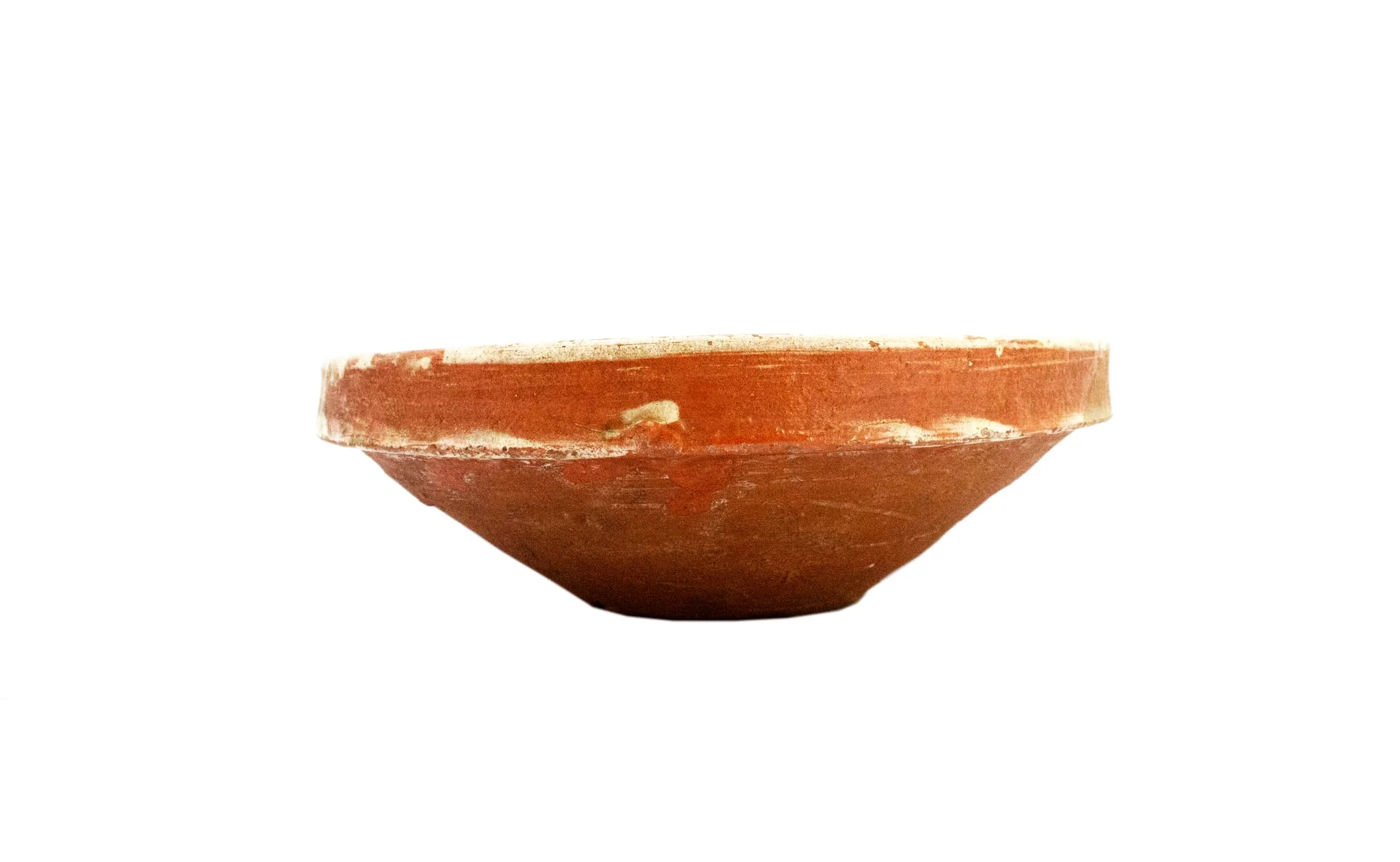 Strachină lucrată în manieră Kuty, de formă tronconică, modelată la roată; decor geometrizat și naturalist organizat în două registre despărțite de linii circulare realizate cu cornul; central prezintă un motiv fitomorf: floare înconjurată de motive geometrice cercuri alternând cromatic delimitate de linii drepte; spre marginea vasului linii drepte circulare și vălurite realizate cu cornul alternând cu linii drepte realizate cu pensonul; cromatică: fond alb dat de angobă, decor realizat cu verde, cărămiziu și galben., by Unknown, 1850
