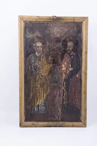 Icoana îi prezintă pe Sfinții Apostoli Petru și Pavel. Sfântul Petru, înveșmântat în verde și roșu, are în mâna dreaptă cheile Împărăției Cerești și în mâna stângă Sfânta Evanghelie. Apostolul Pavel, este înveșmântat în roșu și galben, are sabia și spada Cuvântului. Prezentarea celor doi apostoli este una simetrică și echilibrat-compozițională. Sfinții Apostoli susțin cu mâinile o Biserică, simbolul bisericii apostolice și sobornicești, un chivot sfințit. Chipurile sunt foarte expresive, cu trăsături fine. Cromatica este armonioasă: roșu vermillon, albastru bleu-ciel, brun, galben-ocru, alb, negru. Inscripția este indescifrabilă.