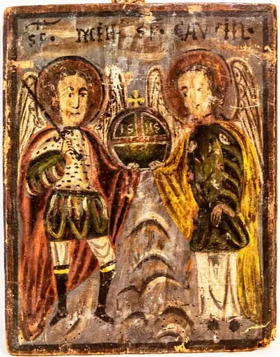 Icoana îi reprezintă pe Arhanghelii Mihail și Gavriil în picioare, din semiprofil,cu aripile strânse, ținând globul pământesc cruciger cu inițialele lui Isus Hristos. . Pictură de factură populară, naivă, stângace. Cei doi arhangheli redați conform erminiilor , Mihail în veșmânt militar, cu o sabie ridicată în mâna dreaptă(sabia de foc), Gavriil cu un crin în mâna stângă. Faldurile redate prin tușe groase de desn și culoare.Fețele sunt mari, ovale, corpurile disproporționate. Membrele mici. Cromatica dominată de contrastul dintre nuanțele pale de gri cu cele tari de verde, roșu și galben. Aureolele cu chenar accentuat. Fundalul gri, cu elemente de relief schițate în partea de jos, nori sus. Inscripție în română, scrisă stângaci cu majuscule negre. Chenar negru.