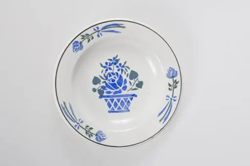 Vas tronconic și adânc realizat din porțelan. Pe fondul alb, central se află un coș albastru (realizat din motive geometrice: romuri și triunghiuri încadrate de două linii) cu un trandafir și trei floricele: pe marginimea farfuriei se observă trei secvențe cu trandafiri legate cu o fontiță. Marginea vasului este decorată cu un cerc. Cromatică: alb; motive: albastru; verde; negru.