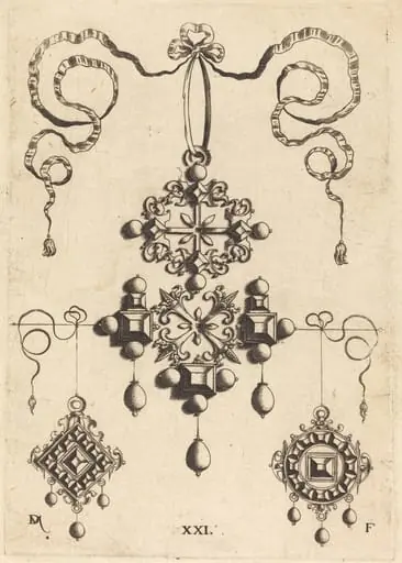 Pendant with Wheel at Centre, Surrounded by Four Table-Stones