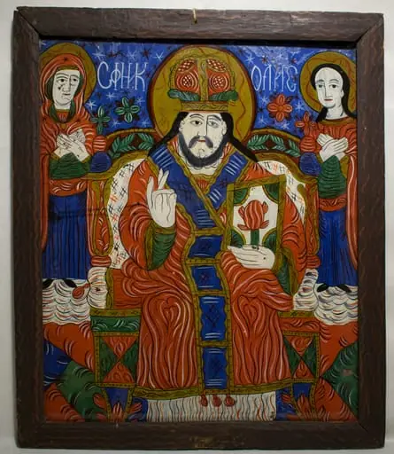 Icoana îl reprezintă pe Sfântul mare Ierarh Nicolae pe tron, în veșminte de episcop, cu mitra pe cap.În stânga ține Evanghelia, cu dreapta binecuvintează. Sacosul, veșmântul de deasupra, simbolul umilinței, este de culoare roșie, epitrahilul, veșmântul liturgic cel mai important este galben, cu chenar dublu pe margini, rețea de romburi și cruci "patee".Dintre însemnele arhierești, sfântul mai poartă mitră(închipuiește cununa de spini dar și înălțimea demnității arhierești)înaltă, bogat ornamentată. Barba și părul sunt negre, iconăreasa necunoscînd reprezentarea canonică, reieșită din Viețile sfinților. Sfântul e așezat pe un tron de factură barocă. De o parte și de alta a Sf. Nicolae,Fecioara Maria și Isus Hristos(?!),cu mâinile încrucișate pe piept, ușor întorși către Sf. Nicolae,deasupra norilor.Maica Domnului are pe umeri și pe frunte cele trei stele ale Fecioriei. Faldurile sunt realizate prin linii dublate cu alb. Nimburile sunt împodobite cu linii vălurite și linii ondulate. Țăranii îl țineau pe sfântul Nicolae "aducător de noroc, apărător de boli, apărător de vărsat și de lovituri" Câmpul icoanei este albastru, cu decorat cu stele roșii și albe și flori. Desenul este complicat, compoziția destul de încărcată, chipurile naive. Paleta cromatică este variată(alb, galben, roșu, verde, albastru, negru). Rama, este decorată cu linii subțiri sub formă de unda apei dispuse longitudinal.