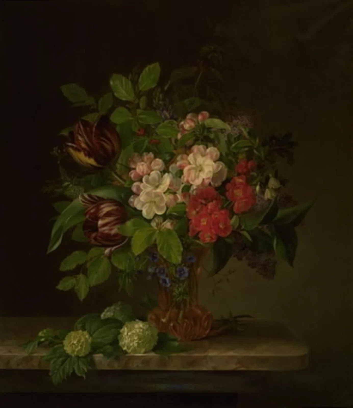 Et glas med forårsblomster