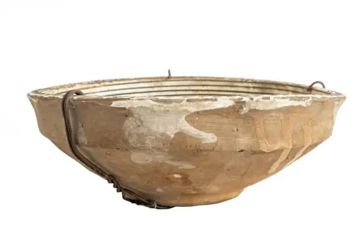 Formă tronconică; fond alb; în centrul vasului este amplasat un un cerc de culoare maro înscris în altul de culoare similară. Pe peretele vasului sînt dispuse câteva registre decorative: unul circular în care sînt plasate segmente de val de culoare verde, un altul mai lat decorat cu semicercuri cu contururi duble de culoare maro și verde, punctate la exterior; sub buza vasului în alt registru circular sînt amplasate linii vălurite de culoare cărămizie; buza vasului decorată cu un val circular de culoare maro închis. Folosită la decorarea interiorului țărănesc în așa numita - cameră bună.