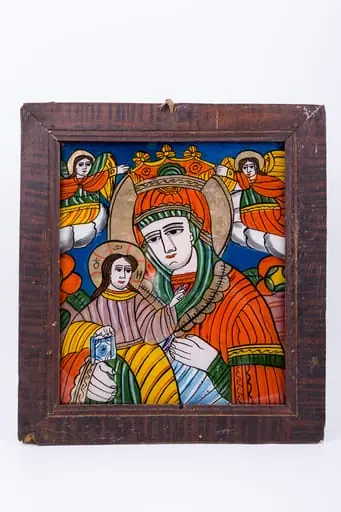 Maica Domnului Împărăteasă a Cerurilor îl ține în brațe pe Pruncul Iisus Hristos. Maica Domnului este îmbrăcată cu mantie cu maforion roșu vermillon, cu interiorul căptușit cu verde-brad și cu marginile manșetelor bej-bronzii. Poartă aureolă și coroniță de împărăteasă. Pruncul Iisus Hristos este îmbrăcat cu ocru și gri, are aureolă și ține în mâna dreaptă pe genunchi Sfânta Evanghelie și arată cu mâna stângă către Maica Domnului. În registrul superior îndepărtat sunt ocrotitori și păzitori Sfinții Arhangheli Mihail și Gavriil, așezați cu picioarele pe nori rotunzi, albi. Sfinții Arhangheli așează coronița de împărăteasă pe capul Maicii Domnului. Fondul icoanei este cerul albastru ultramarin. Tematica este deosebită și frecvent întâlnită în Țara Oltului. Cromatica este armonioasă, caldă și luminoasă: roșu vermillon, verde spanac-avocado, verde brad, galben-ocru, albastru bleu-ciel, cobalt, alb, negru.
