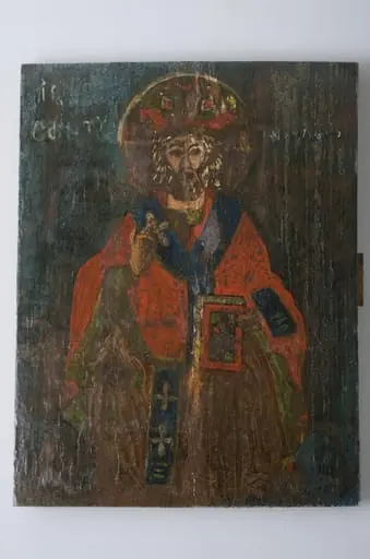 Icoana este pictată pe lemn, reprezentându-l pe Sfântul Nicolae cu veșminte arhierești (felon roșu, omofor albastru și mitră pe cap), ținând Evanghelia închisă cu mâna stângă și binecuvântând cu mâna dreaptă. Cromatică: roșu, albastru, verde, maro închis.