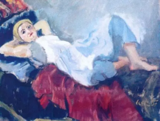 Femeia pe sofa
